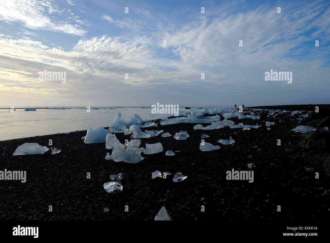 Délavé des icebergs et des photographes sur Diamond Beach au lever du soleil, Jokulsarlon près de Vik, Vatnajokull, Islande du Sud, Europe Banque D'Images