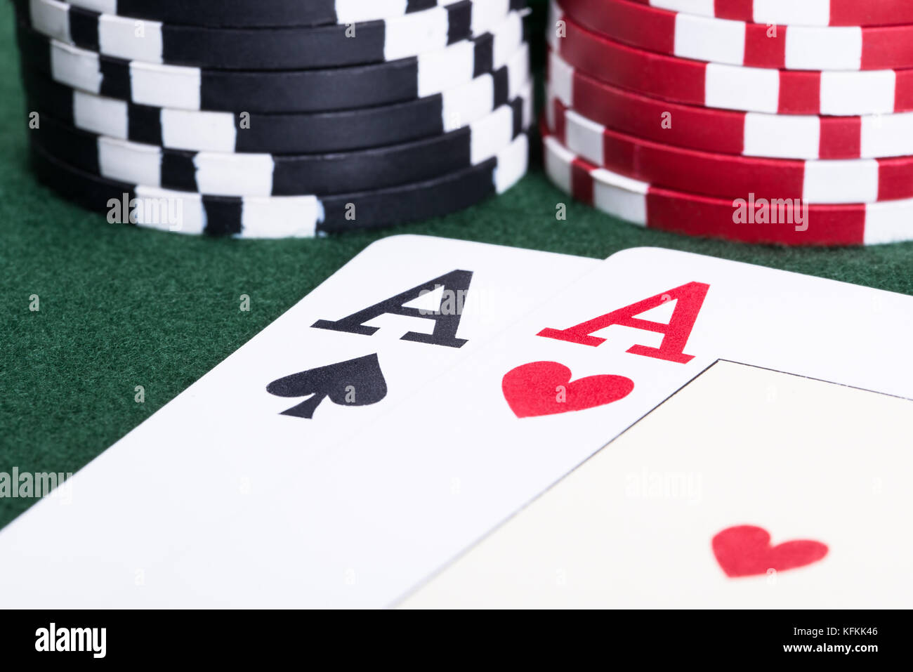 Deux as et des jetons de casino en jeu blackjack Banque D'Images