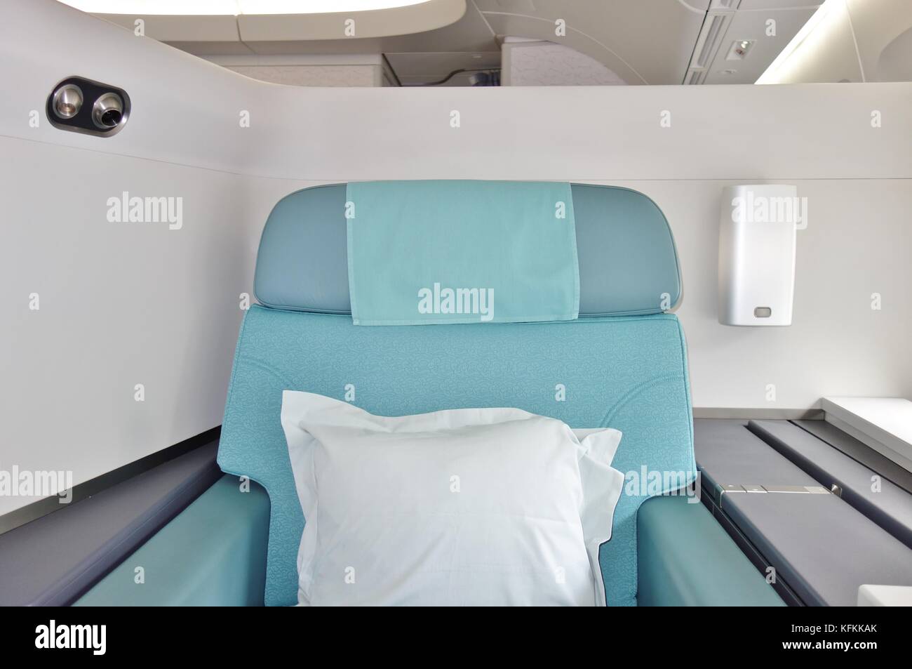 Voir bleu d'azur et de sièges à l'intérieur des suites d'une cabine de première classe (ke), Korean Airlines Boeing 747-8 airplane Banque D'Images