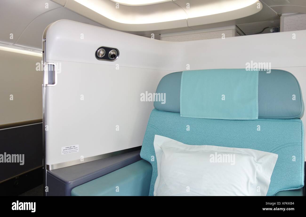 Voir bleu d'azur et de sièges à l'intérieur des suites d'une cabine de première classe (ke), Korean Airlines Boeing 747-8 airplane Banque D'Images