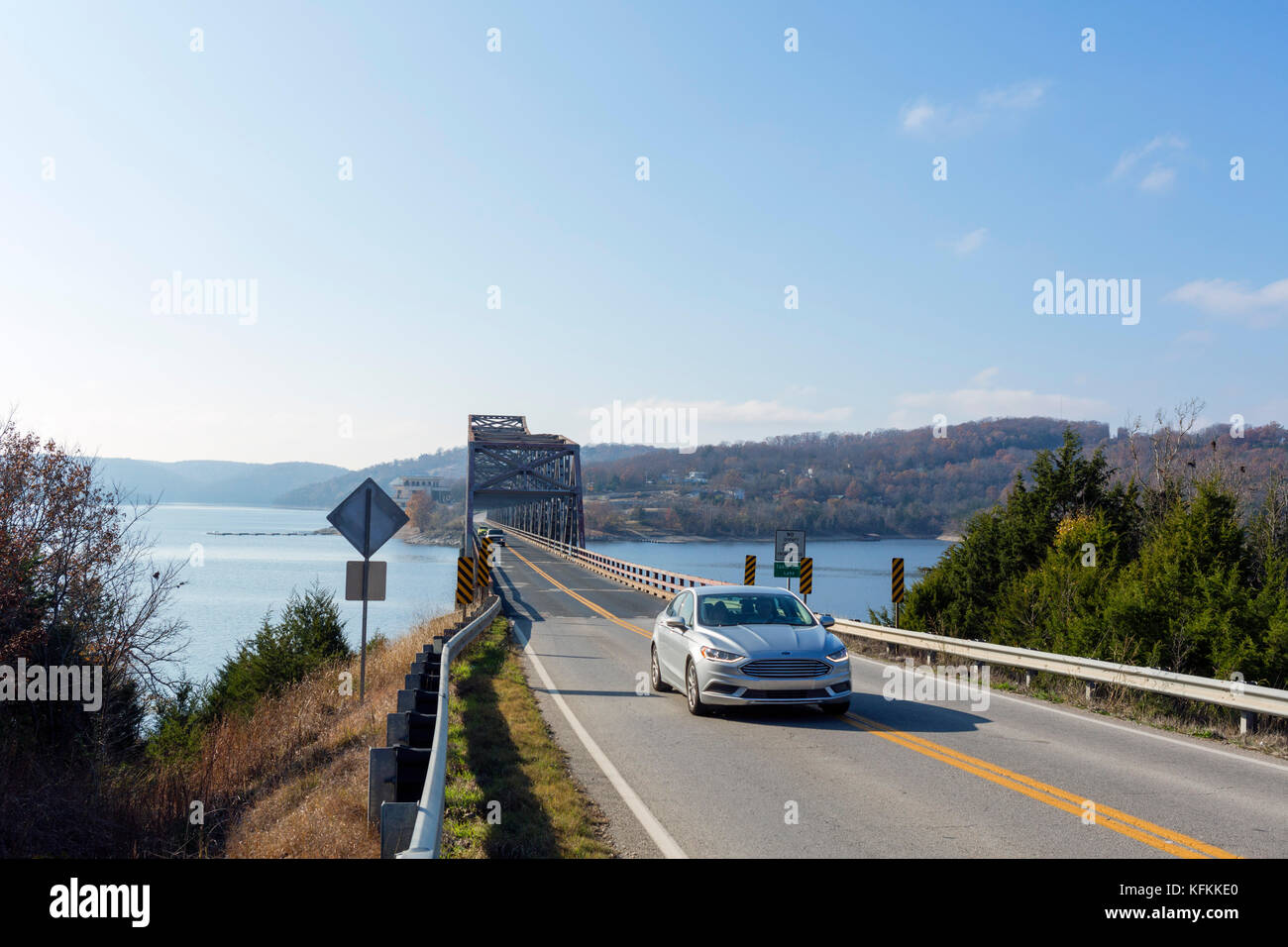 Les voitures sur le MO-86 Bridge crossing Table Rock Lake, Ridgedale, Ozarks, Missouri, États-Unis Banque D'Images