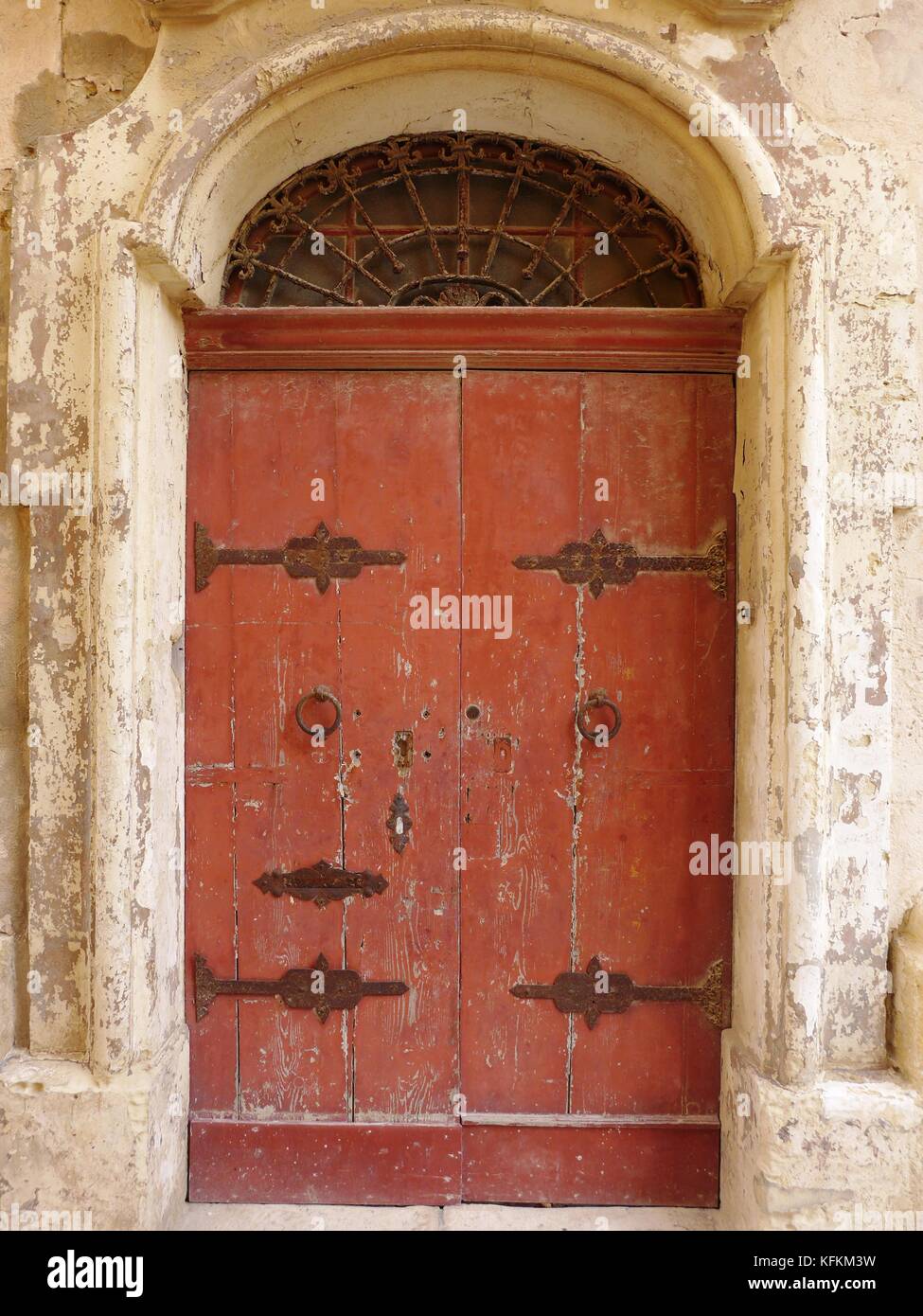Portes en bois traditionnelle maltaise et windows. Fer forgé 17ème au 20ème siècle. Banque D'Images