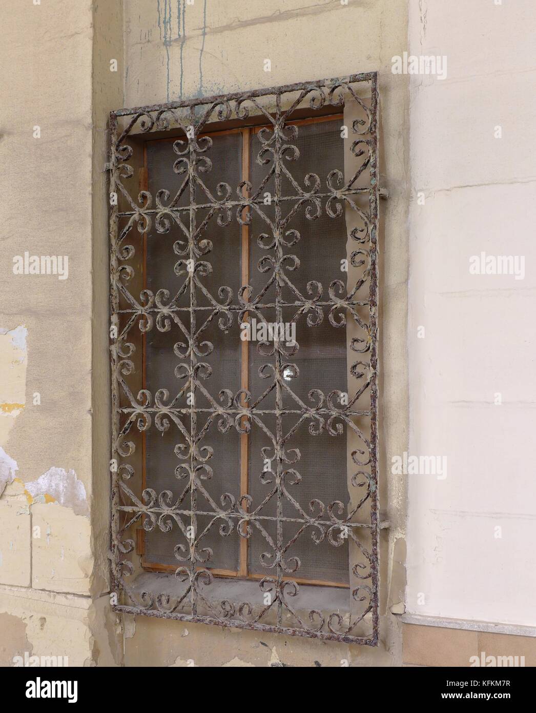 Portes en bois traditionnelle maltaise et windows. Fer forgé 17ème au ...