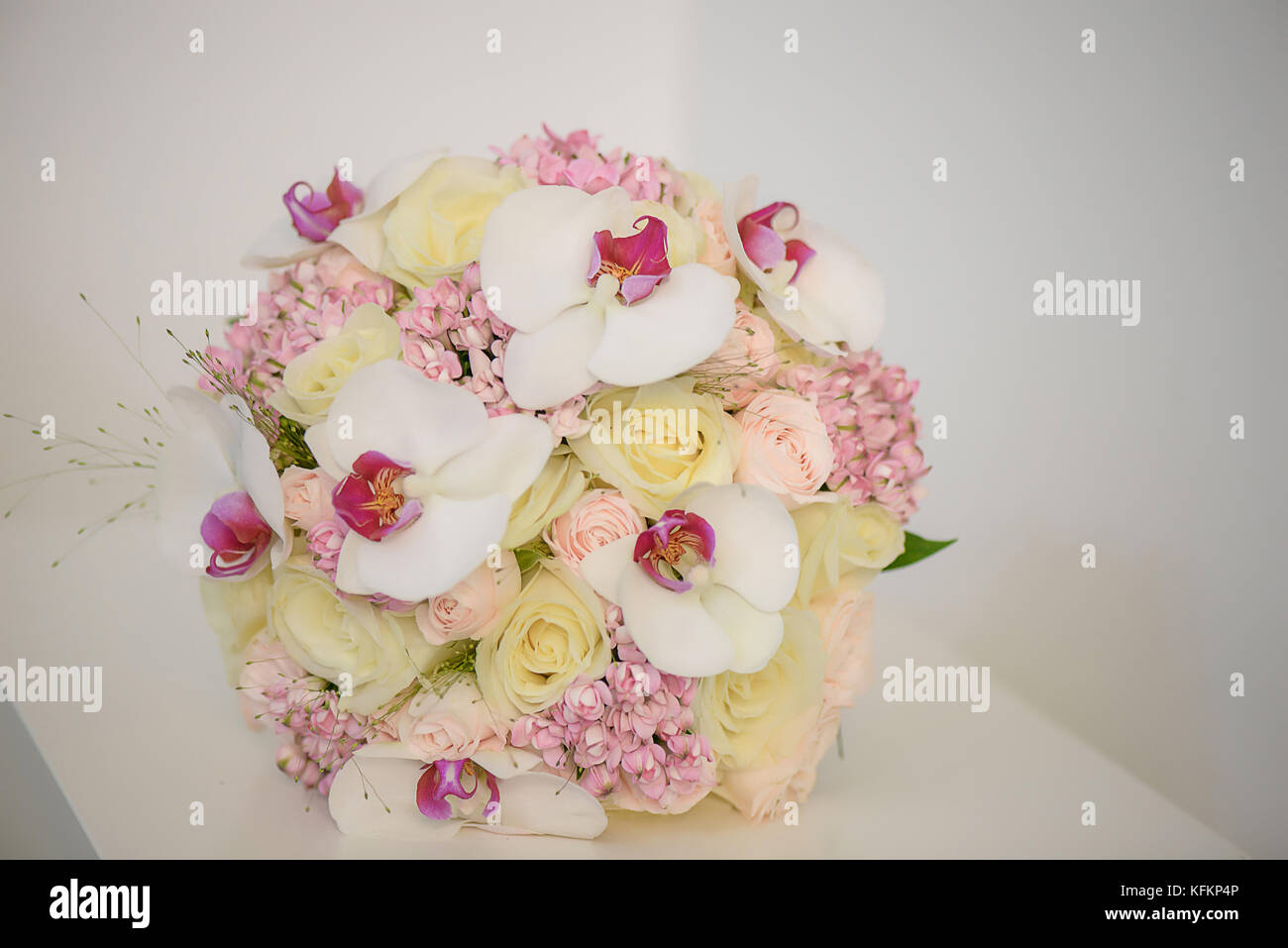 Orchidées Exotiques Jaune Pâle Et Rose Bouquet De Roses
