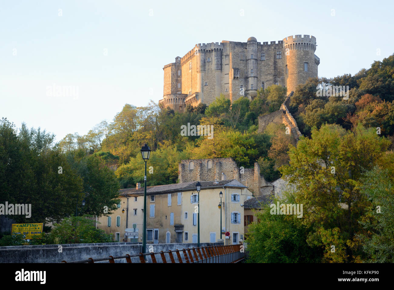 Lumière matinale sur le village et le château, datant de la période médiévale à la Renaissance, Suze-la-Rousse, Drôme, France Banque D'Images