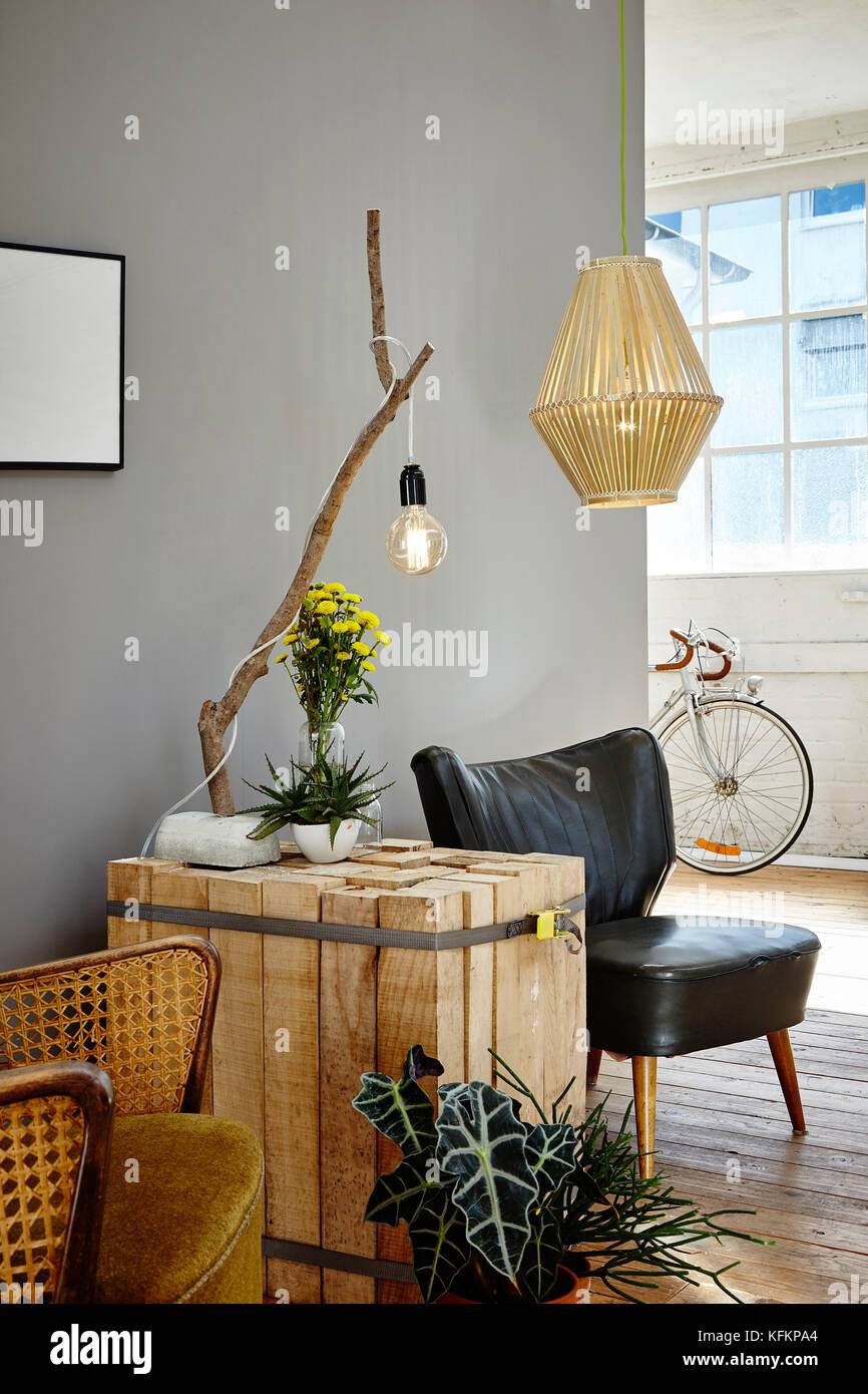 Table latéraux en bois création adn individuelle décoration loft urbain en organique Banque D'Images