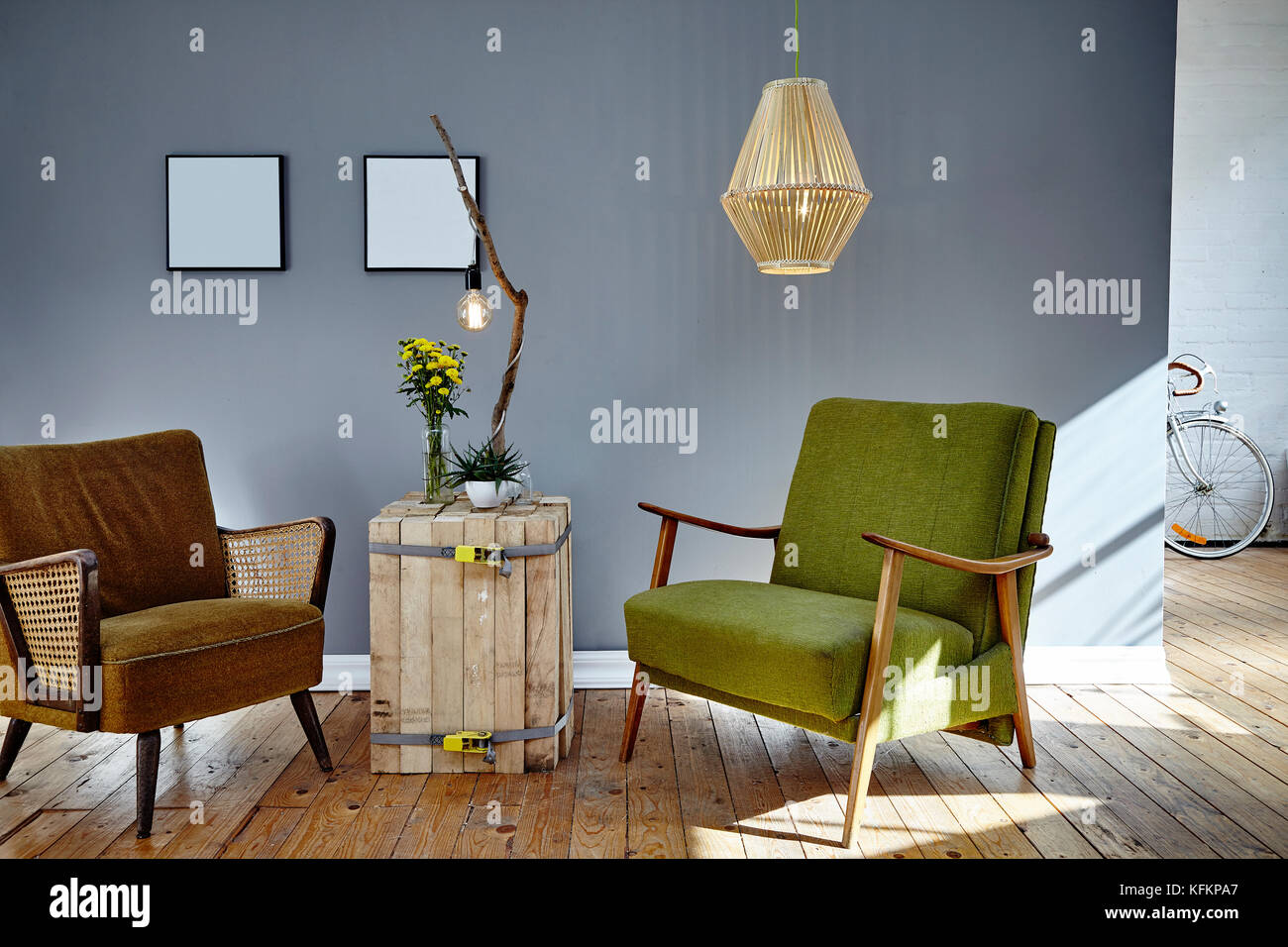 Deux chaises design rétro dans la salle de séjour ensoleillée ambiance loft berlin Banque D'Images