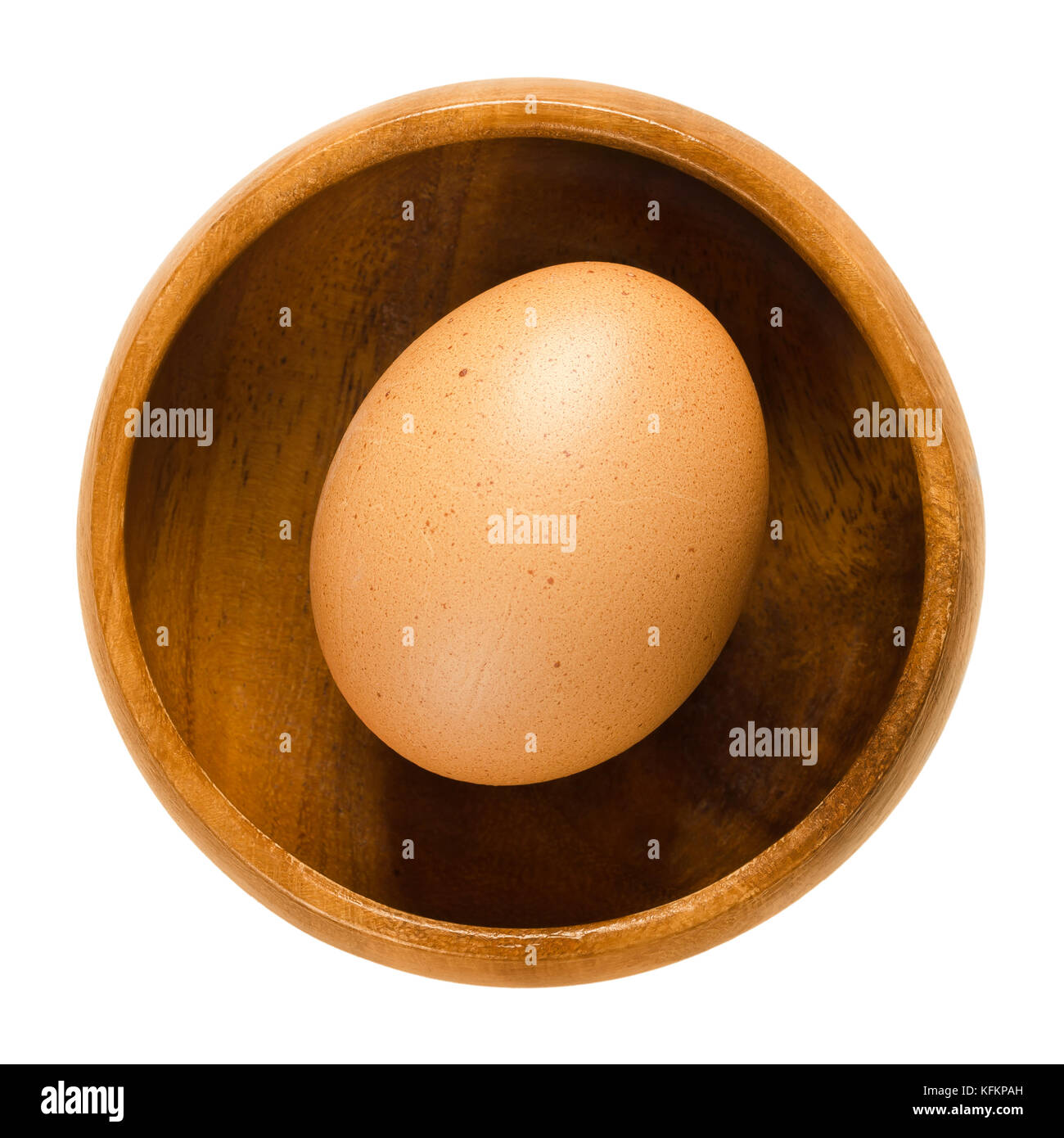 Poulet entier d'oeuf dans un bol en bois. raw légèrement brun moucheté oeuf de poule un aliment commun et polyvalent. ingrédient utilisé dans la cuisine. photo. Banque D'Images