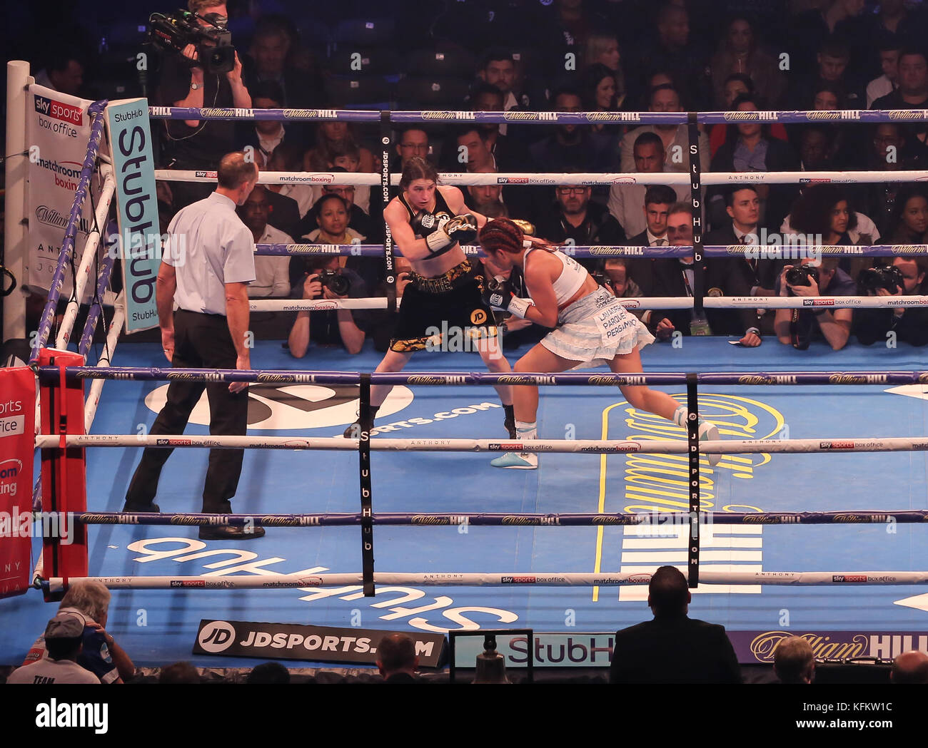 Principauté Stadium, Cardiff, Pays de Galles, Royaume-Uni 28 octobre 2017. Événement présenté par Matchroom Boxe Boxe. Ahsnhi Sanchez v Katie Taylor, Noir (Kit) Credit : Huw Fairclough/Alamy Live News Banque D'Images