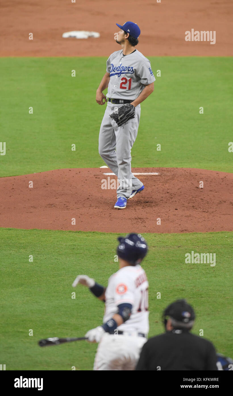 Houston, Texas, États-Unis. 27 octobre 2017. (T-B) Yu Darvish (Dodgers), Yuli Gurriel (Astros) MLB : lanceur de départ des Dodgers de Los Angeles Yu Darvish abandonne un home run solo à Yuli Gurriel des Astros de Houston en deuxième manche pendant le match 3 des séries mondiales de baseball de la Ligue majeure au minute Maid Park à Houston, Texas, États-Unis . Crédit : AFLO/Alamy Live News Banque D'Images