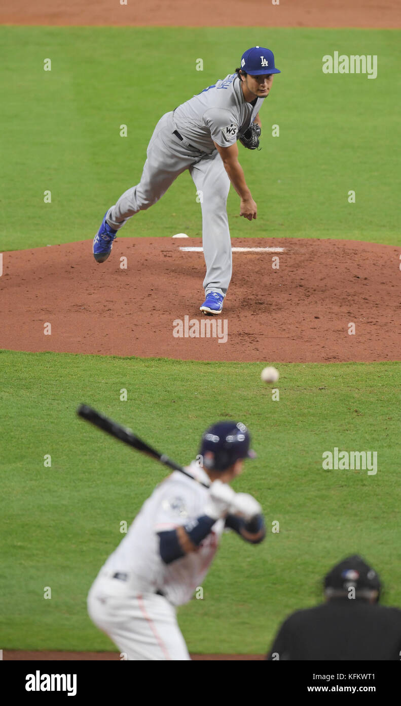 Houston, Texas, États-Unis. 27 octobre 2017. (T-B) Yu Darvish (Dodgers), Yuli Gurriel (Astros) MLB : lanceur de départ des Dodgers de Los Angeles Yu Darvish abandonne un home run solo à Yuli Gurriel des Astros de Houston en deuxième manche pendant le match 3 des séries mondiales de baseball de la Ligue majeure au minute Maid Park à Houston, Texas, États-Unis . Crédit : AFLO/Alamy Live News Banque D'Images