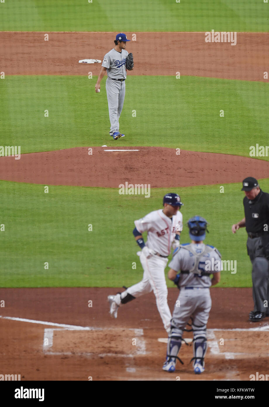 Houston, Texas, États-Unis. 27 octobre 2017. (T-B) Yu Darvish (Dodgers), Yuli Gurriel (Astros), Austin Barnes (Dodgers) MLB : lanceur de départ des Dodgers de Los Angeles Yu Darvish semble déçu après avoir abandonné un home run solo à Yuli Gurriel des Astros de Houston qui traverse la plaque à domicile en deuxième manche lors du troisième match de la série mondiale de la Ligue majeure de baseball au minute Maid Park à Houston, Texas, États-Unis. Crédit : AFLO/Alamy Live News Banque D'Images