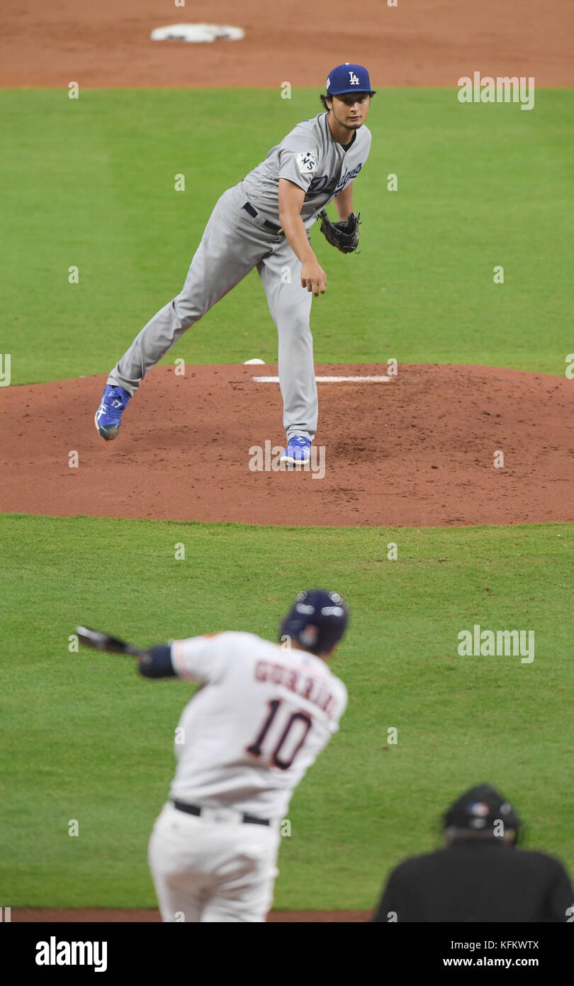 Houston, Texas, États-Unis. 27 octobre 2017. (T-B) Yu Darvish (Dodgers), Yuli Gurriel (Astros) MLB : lanceur de départ des Dodgers de Los Angeles Yu Darvish abandonne un home run solo à Yuli Gurriel des Astros de Houston en deuxième manche pendant le match 3 des séries mondiales de baseball de la Ligue majeure au minute Maid Park à Houston, Texas, États-Unis . Crédit : AFLO/Alamy Live News Banque D'Images
