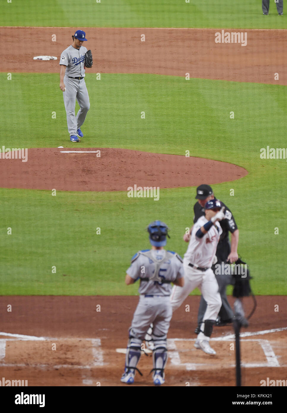 Houston, Texas, États-Unis. 27 octobre 2017. (T-B) Yu Darvish (Dodgers), Yuli Gurriel (Astros), Austin Barnes (Dodgers) MLB : lanceur de départ des Dodgers de Los Angeles Yu Darvish semble déçu après avoir abandonné un home run solo à Yuli Gurriel des Astros de Houston qui célèbre à domicile dans la deuxième manche pendant le match 3 de la série mondiale de la Ligue majeure de baseball au minute Maid Park à Houston, Texas, États-Unis. Crédit : AFLO/Alamy Live News Banque D'Images