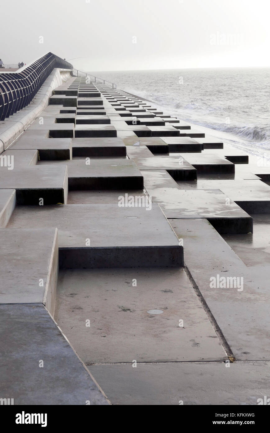 Blackpool, Royaume-Uni. 30Th Oct, 2017. L £27 millions de livres et la promenade digue construite pour protéger 4 800 foyers dans la région de Blackpool est Anchorsholme a ouvert ses portes aujourd'hui. Le régime a été conçu pour donner la protection contre les inondations pour les 100 prochaines années. Kev Walsh/Alamy Live News Banque D'Images