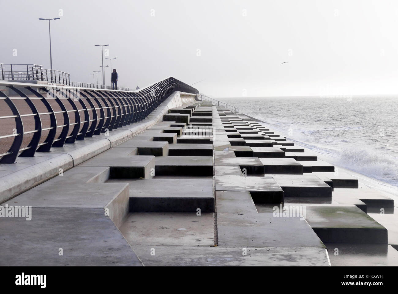 Blackpool, Royaume-Uni. 30Th Oct, 2017. L £27 millions de livres et la promenade digue construite pour protéger 4 800 foyers dans la région de Blackpool est Anchorsholme a ouvert ses portes aujourd'hui. Le régime a été conçu pour donner la protection contre les inondations pour les 100 prochaines années. Kev Walsh/Alamy Live News Banque D'Images
