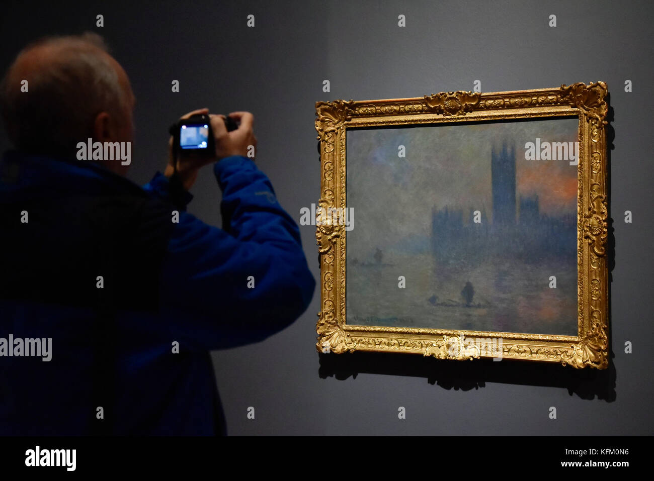 Londres, Royaume-Uni. 30Th Oct, 2017. Un visiteur consulte 'Chambres du Parlement (l'effet de brouillard)', 1903-1904, par Claude Monet à un essai de 'impressionnistes à Londres, les artistes français en exil (1870-1904)" à la Tate Britain. L'exposition réunit plus de 100 œuvres de Monet, Pissarro, Tissot et d'autres dans la première échelle montrent d'artistes français qui ont cherché refuge en Grande-Bretagne pendant la guerre franco-prussienne et montre une vue sur Londres comme vu à travers les yeux de français. L'exposition se déroulera le 2 novembre 2017 au 29 avril 2018. Crédit : Stephen Chung/Alamy Live News Banque D'Images