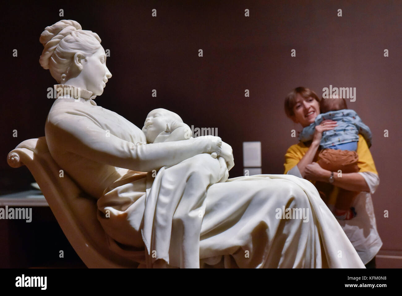 Londres Royaume Uni 30th Oct 17 Un Visiteur Consulte Hush Bye Bebe Ou Le Fauteuil A Bascule 1875 Par Jules Dalou A Un Essai De Impressionnistes A Londres Les Artistes Francais En Exil 1870 1904
