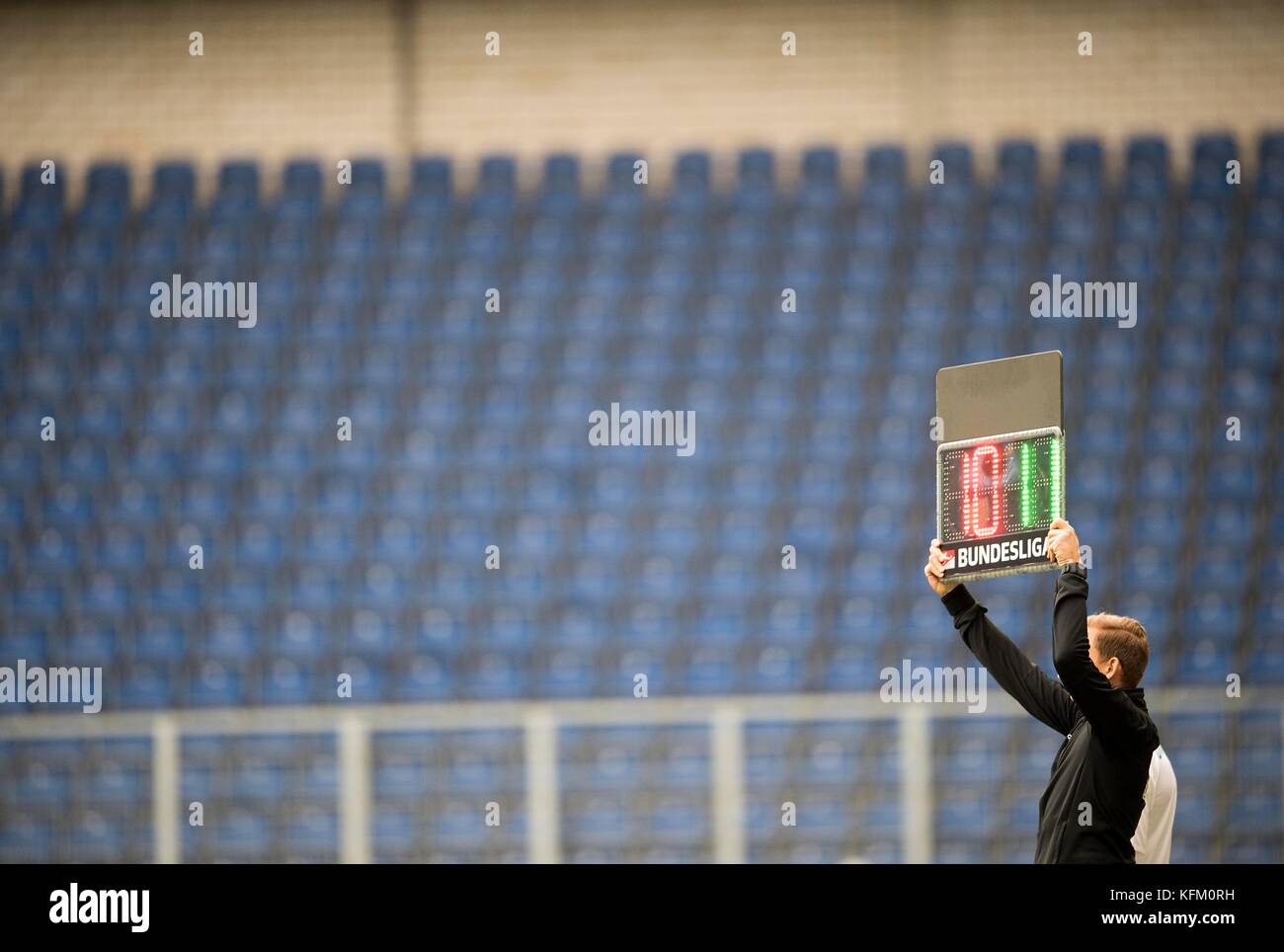 Duisburg, Deutschland. 29 octobre 2017. Feature, Auswechseltafel, Einwechseltafel, Anzeige, Einwechseltafel, Auswechsetafel, vierter Offizieller, 4. Offizielle, refereeassistent, assistent, Fussball . Bundesliga, 12 ans. Spieltag, MSV Duisburg (DU) - Union Berlin 1:1, AM 29.10.2017 à Duisburg/ Allemagne. |utilisation dans le monde entier crédit : dpa/Alamy Live News Banque D'Images