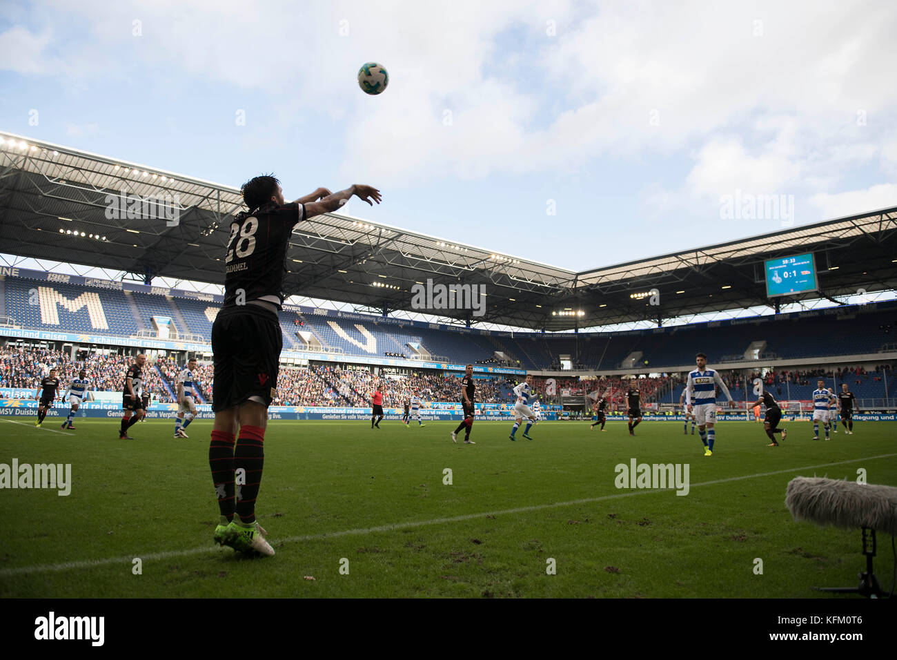 Duisburg, Deutschland. 29 octobre 2017. Feature Schauinsland-Reisen-Arena, Christopher TRIMMEL (Union) beim Einwurf, Leere Tribuene, Fussball . Bundesliga, 12 ans. Spieltag, MSV Duisburg (DU) - Union Berlin 1:1, AM 29.10.2017 à Duisburg/ Allemagne. |utilisation dans le monde entier crédit : dpa/Alamy Live News Banque D'Images