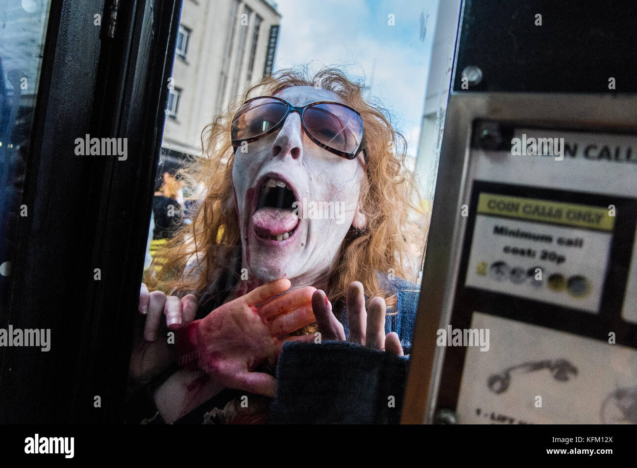 Bristol, Royaume-Uni. 28 octobre, 2017. Les gens habillés comme des zombies participer à bristol zombie walk 2017 prêt pour l'halloween : crédit shaun jones/Alamy live news Banque D'Images