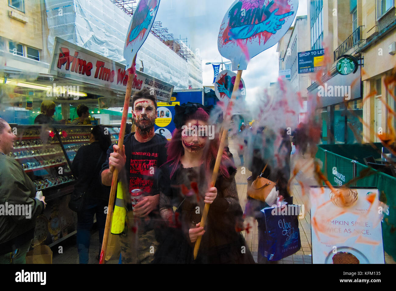 Bristol, Royaume-Uni. 28 octobre, 2017. Les gens habillés comme des zombies participer à bristol zombie walk 2017 prêt pour l'halloween : crédit shaun jones/Alamy live news Banque D'Images