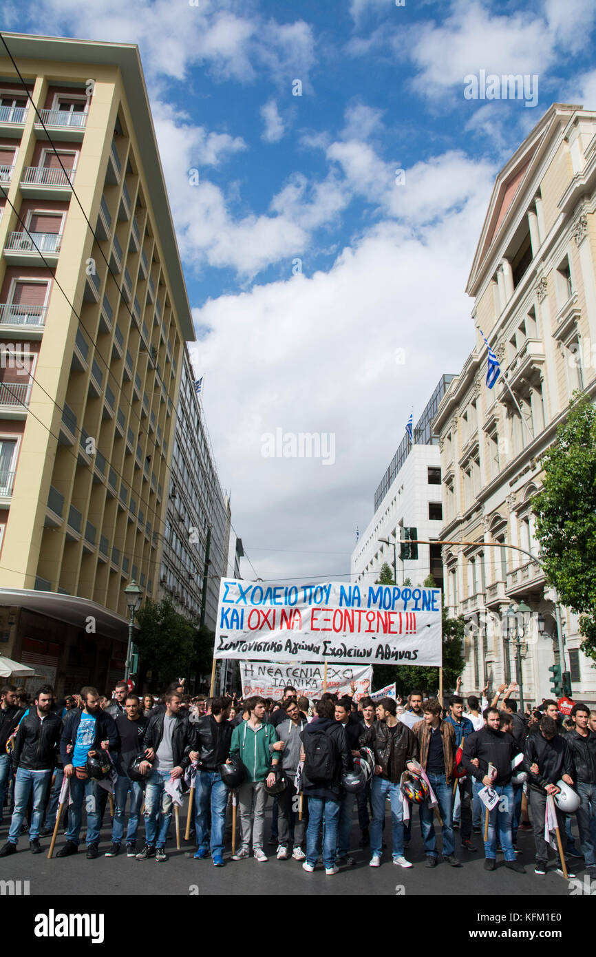 Athènes, Grèce. 30 octobre, 2017. Élèves tenant des banderoles et scandé des slogans contre le gouvernement. Des milliers d'élèves du primaire sont descendus dans les rues pour manifester contre les réformes dans l'éducation et de pénurie de personnel. © Nikolas Georgiou / Alamy Live News Banque D'Images