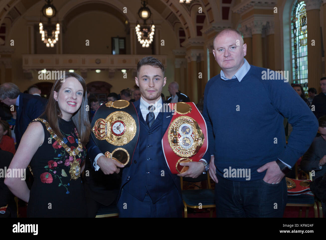 City Hall, Belfast, Irlande du Nord. 30Th Oct, 2017. Ryan Burnett Ryan Burnett holding ses deux ceintures WBA et IBF poids coq avec Lord Maire de Belfast Nuala McAllister à la fin de semaine qui Belfast City Council mis sur de Ryan Burnett dans le Grand Hal. Ryan est le premier boxeur irlandais qui a gagné le championnat du monde unifié IBF et WBA poids coq. Credit : Bonzo/Alamy Live News Banque D'Images