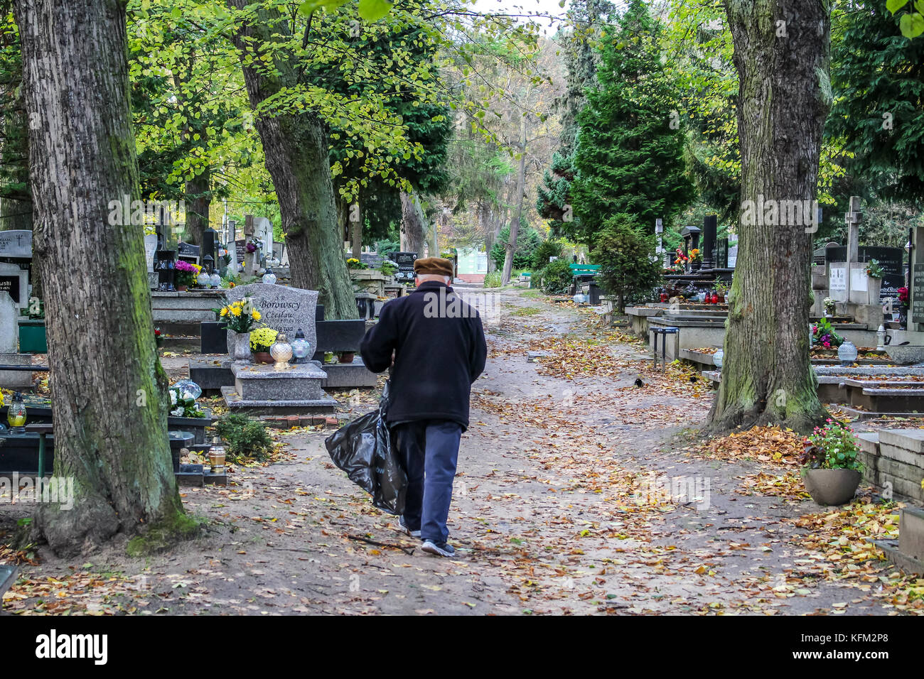 Gdansk, Pologne. 30Th oct, 2017. Une vue générale du cimetière de oliwski Gdansk, Pologne est vu le 30 octobre 2017 que l'avant du 1er novembre, jour de la toussaint (wszystkich swietych), les gens paient pour ce qui concerne les membres de la famille morts, nettoyer leurs tombes de la famille, et beaucoup de fleurs et des bougies sont placées au-dessus de tombes. toussaint le 1er novembre et fête des morts le 2 novembre sont quand des millions de Polonais visiter la tombe d'êtres chers, voyageant souvent des centaines de kilomètres de leur ville crédit : Michal fludra/Alamy live news Banque D'Images