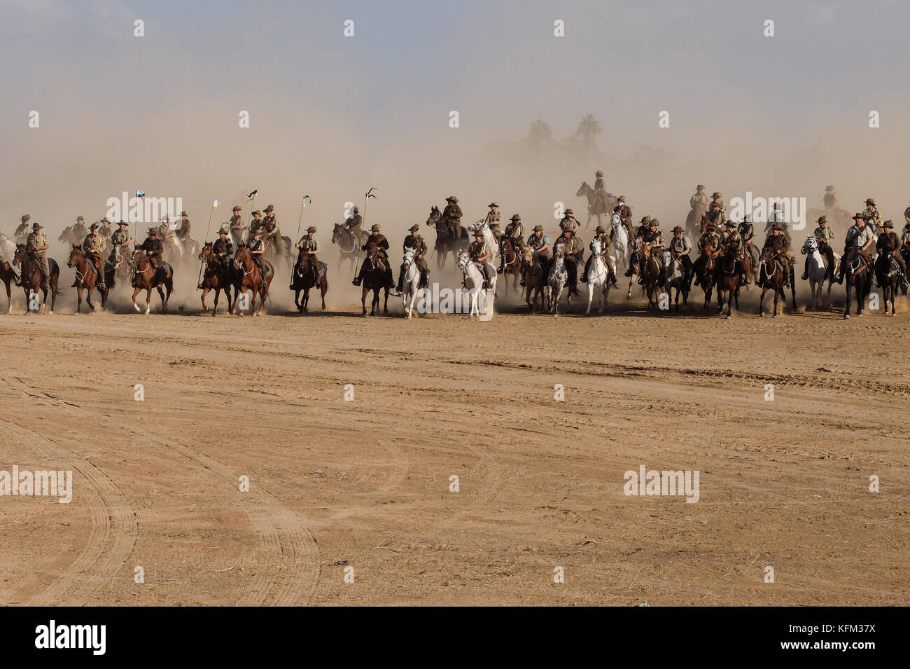 Beer-sheva, Israël. 30 octobre, 2017. Membres de l'Australian Light Horse Association, bon nombre d'entre eux les descendants des soldats de l'Anzac qui ont combattu dans la première guerre mondiale, arrive à la périphérie de bersabée après trois jours de randonnée dans le désert reproduisant leurs ancêtres l' assaut de Beer-Sheva le 31 octobre 1917 dans la première guerre mondiale marque commémorations du centenaire. la libération de Beer-Sheva dans laquelle les troupes du général Allenby a violé la ligne de défenses ottoman entre Gaza et Beer-sheva. crédit : alon nir/Alamy live news Banque D'Images