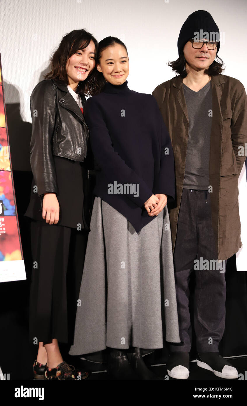 Tokyo, Japon. 30 octobre 2017. Les actrices japonaises an Suzuki (l) et Yu Aoi posent pour la photo avec le réalisateur Shunji Iwai lors d'une conférence de presse pour leur film 2004 'Hana et Alice' au 30e Festival international du film de Tokyo à Tokyo le lundi 30 octobre 2017. Crédit : Yoshio Tsunoda/AFLO/Alamy Live News Banque D'Images