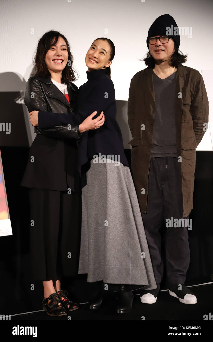 Tokyo, Japon. 30 octobre 2017. Les actrices japonaises an Suzuki (l) et Yu Aoi posent pour la photo avec le réalisateur Shunji Iwai lors d'une conférence de presse pour leur film 2004 'Hana et Alice' au 30e Festival international du film de Tokyo à Tokyo le lundi 30 octobre 2017. Crédit : Yoshio Tsunoda/AFLO/Alamy Live News Banque D'Images