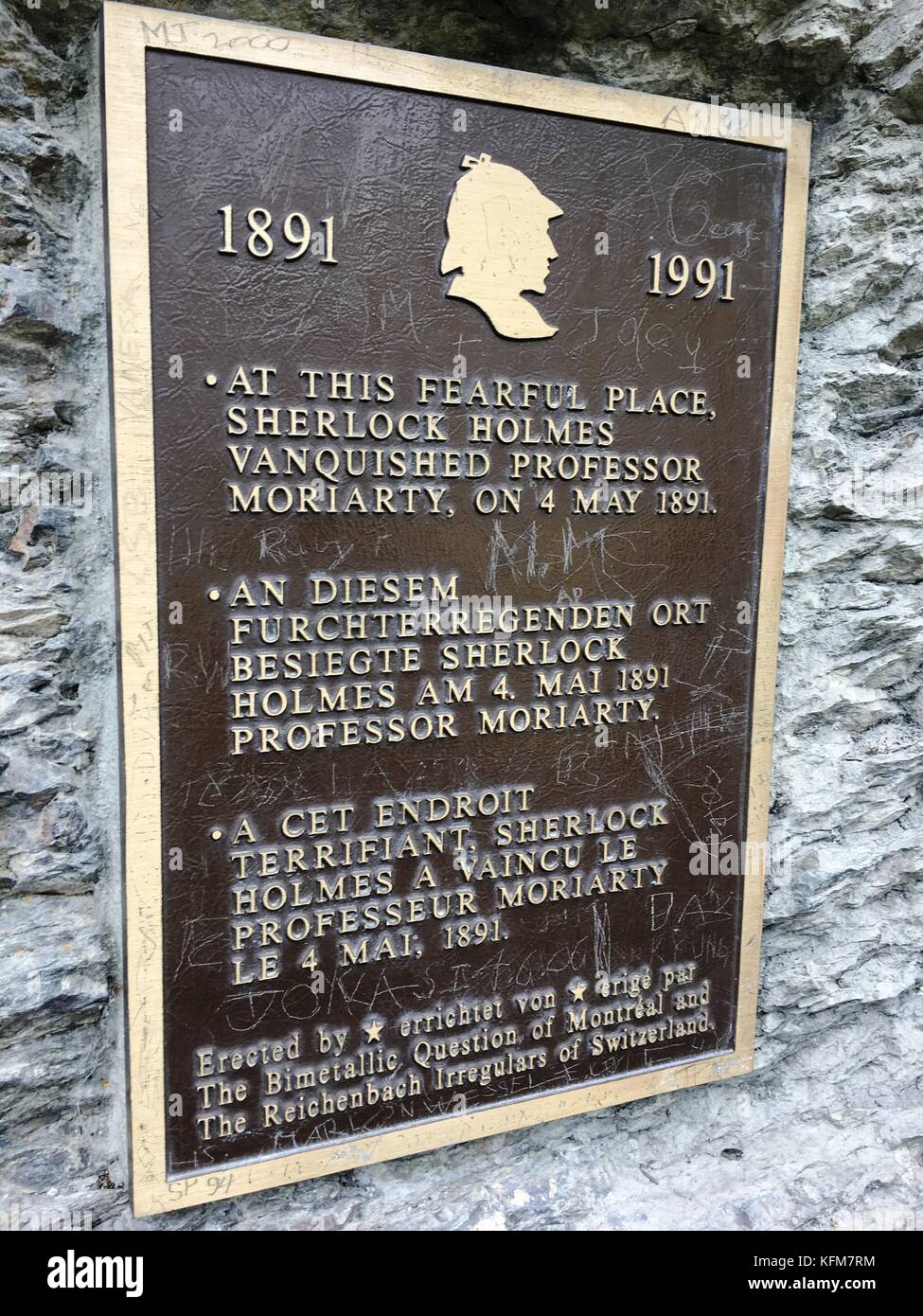 DOSSIER - image du dossier datée du 16 septembre 2017 montrant une plaque commémorative dédiée à Sherlock Holmes aux chutes Reichenbach, près de Meiringen, Suisse. L'auteur A. C. Doyle, qui ne pouvait plus supporter son personnage Holmes, le fit lutter contre son ennemi juré Moriarty et tomber des chutes de Reichenbach le 4 mai 1891. Foto : Christiane Oelrich/dpa Banque D'Images