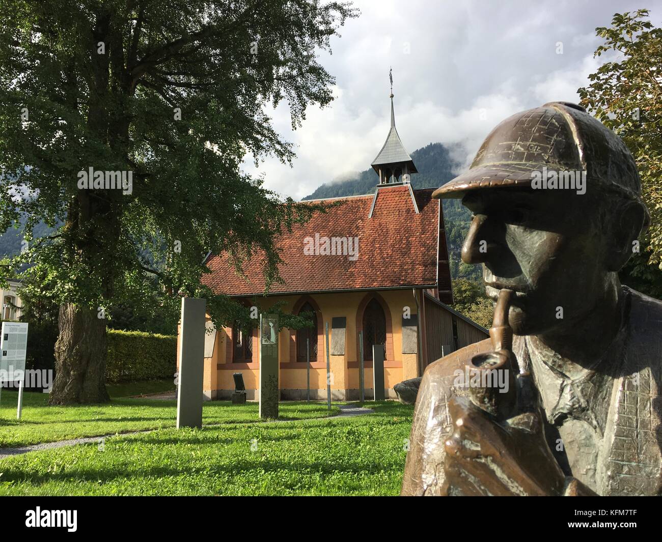DOSSIER - image du dossier datée du 16 septembre 2017 montrant le monument Sherlock Holmes à Meiringen, Suisse. L'auteur A. C. Doyle, qui ne pouvait plus supporter son personnage Holmes, le fit lutter contre son ennemi juré Moriarty et tomber des chutes de Reichenbach le 4 mai 1891. Foto : Christiane Oelrich/dpa Banque D'Images