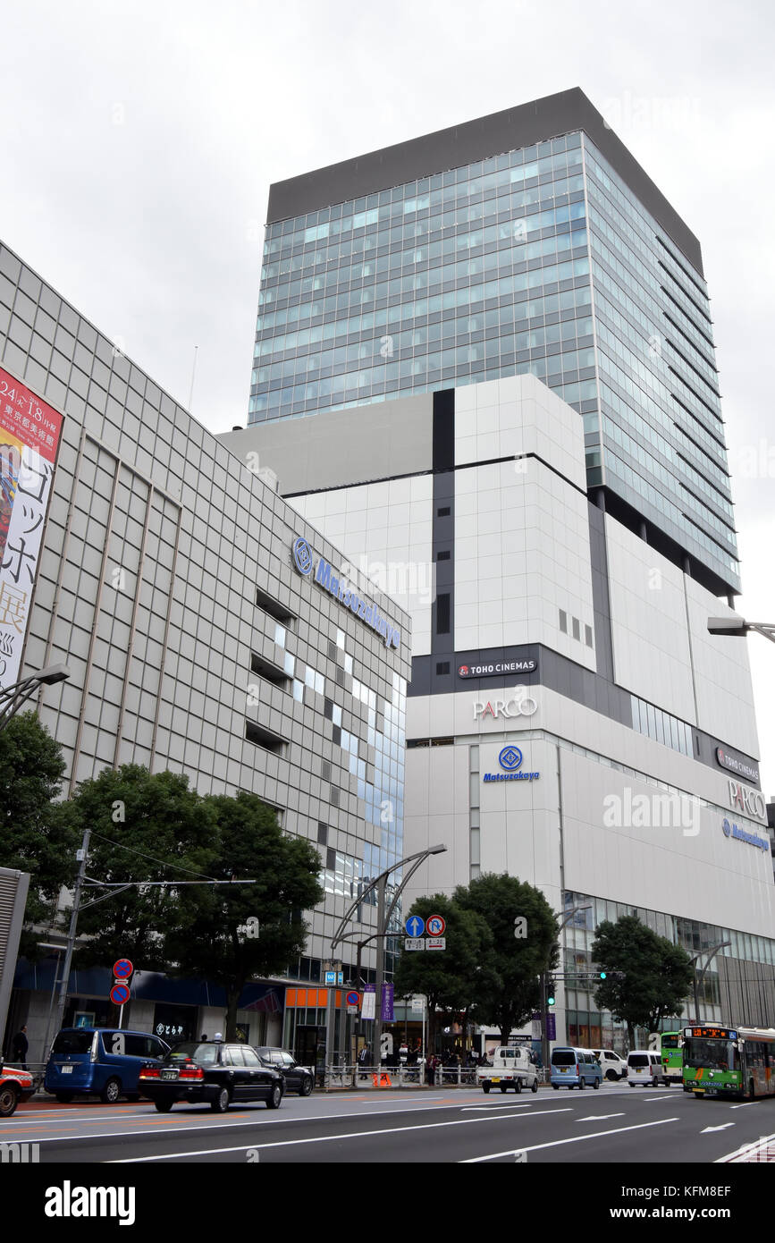 Tokyo, Japon. 31 octobre 2017. Ueno Frontier Tower, un nouveau point de repère dans la région de Tokyo Ueno, est montré aux médias le mardi 31 octobre 2017. L’Emporium de 22 étages abritant des grands magasins, un complexe cinématographique et des bureaux ouvrira ses portes au grand public le 4 novembre. Crédit : Natsuki Sakai/AFLO/Alamy Live News Banque D'Images