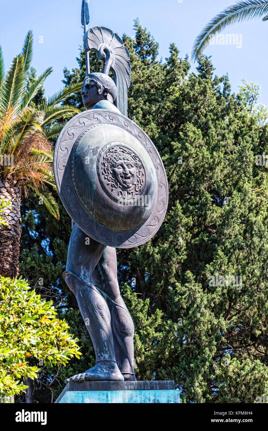Statue d'achille sur la terrasse dans le jardin de l'Achilleion palace de l'impératrice d'autriche elisabeth de Bavière, dans la région de gastouri. Banque D'Images