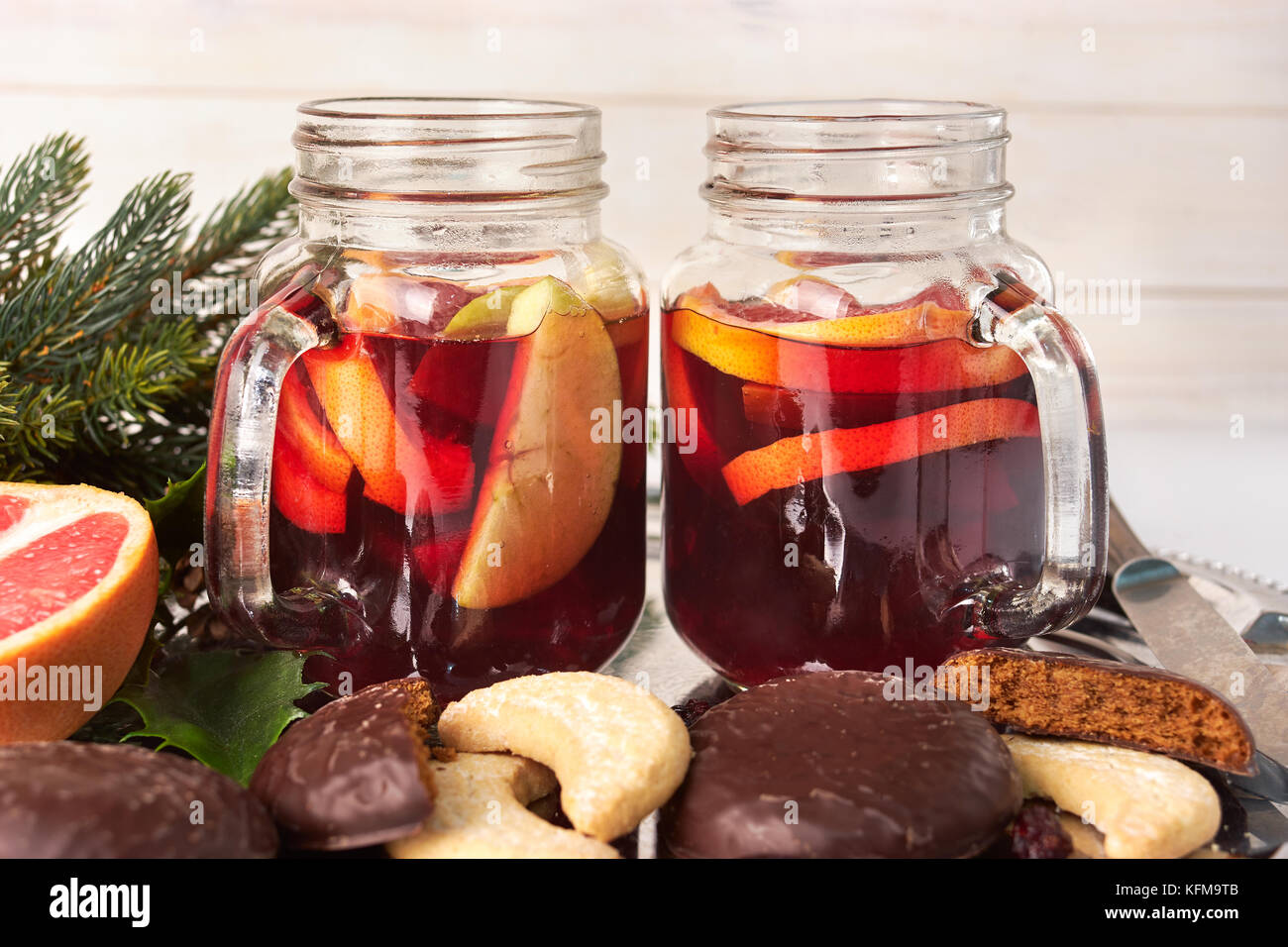 Vin chaud rouge chaud dans deux verres avec chrstmas sweets Banque D'Images