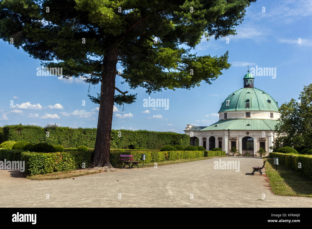 Jardin Kromeriz Rotonde baroque dans le jardin de plaisir UNESCO République Tchèque conifères Pinus strobus Banque D'Images