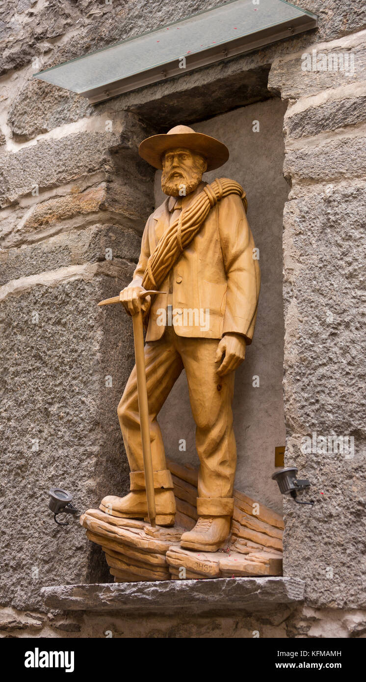 St niklaus., Suisse - guide de montagne museum statue, bergfuhrer museum. Banque D'Images