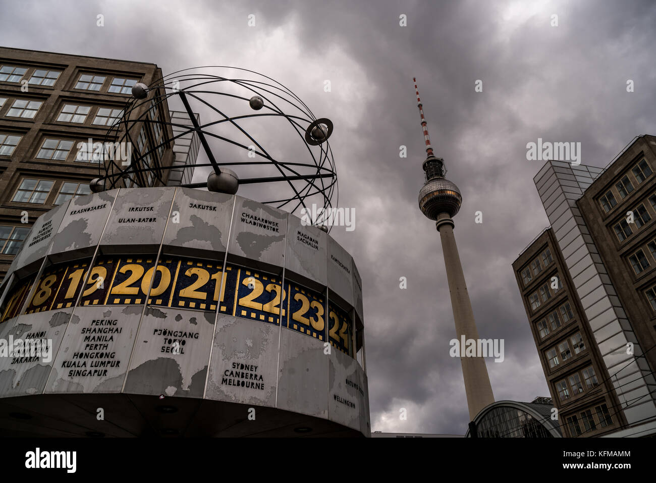 L'horloge mondiale, également connue sous le nom d'horloge mondiale Urania, à Alexanderplatz à Mitte, Berlin Banque D'Images