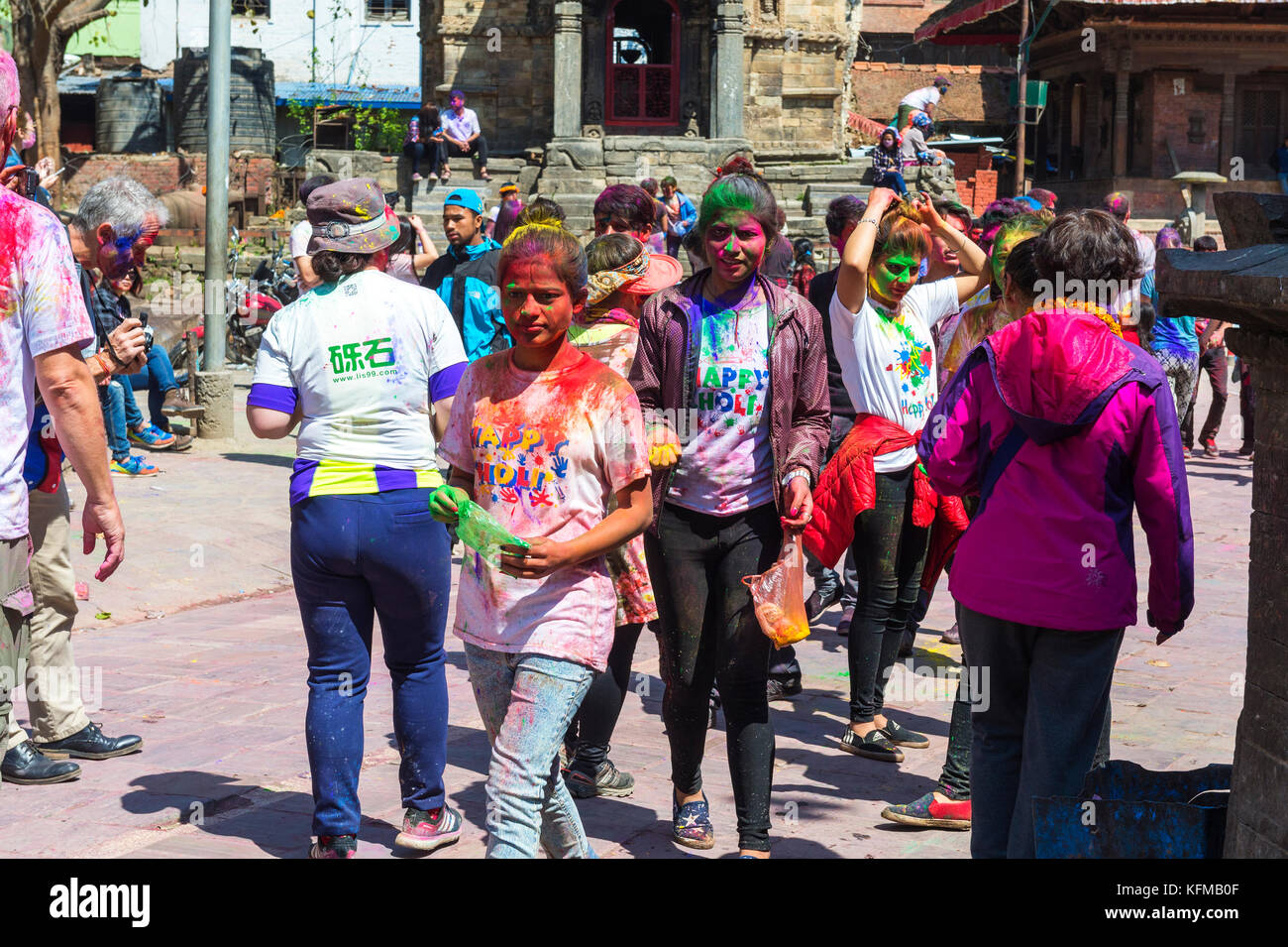 Les touristes avec festival Holi peintures, Durbar Square, Katmandou, Népal Banque D'Images