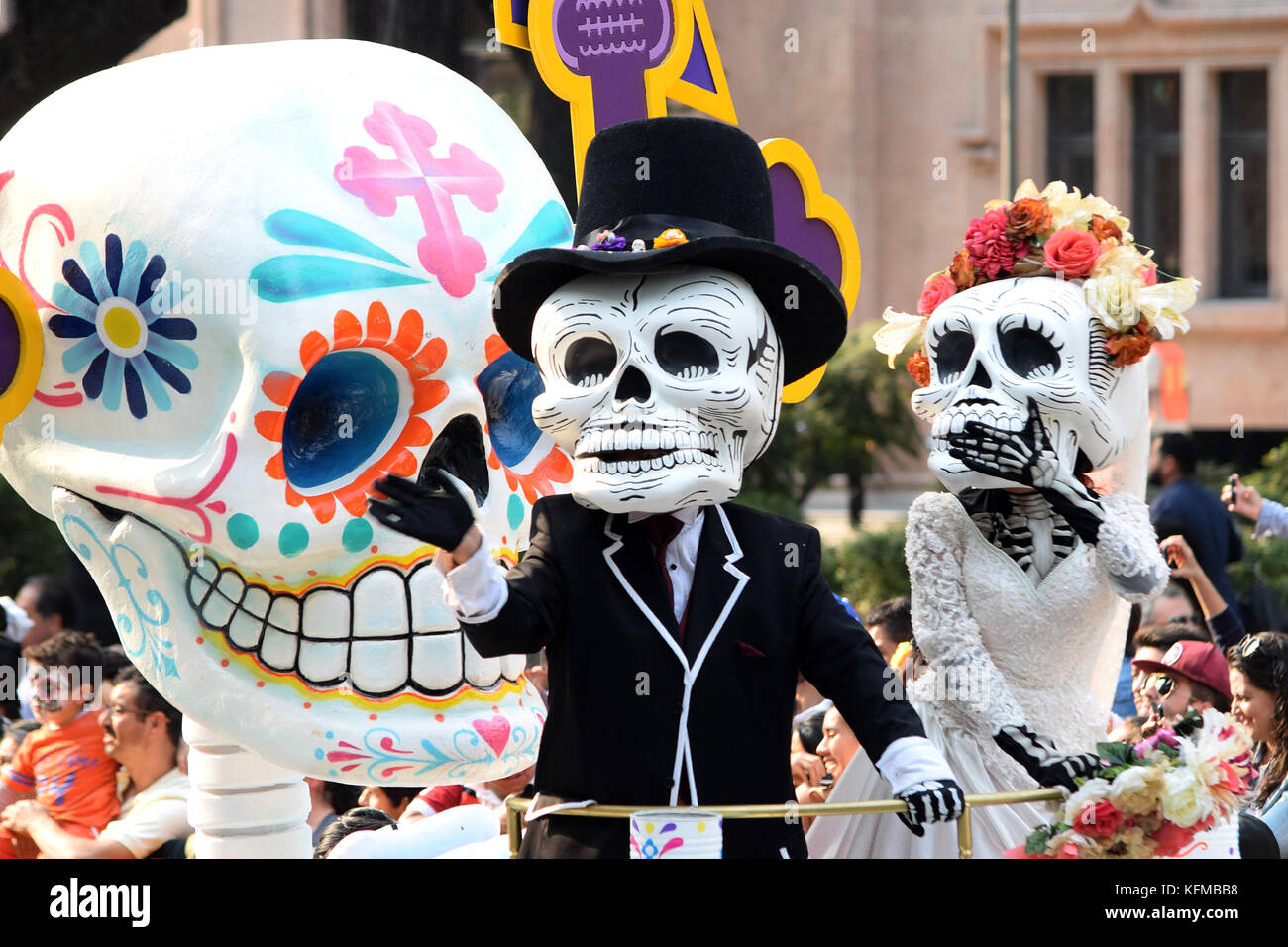 28 octobre 2017, Mexico, Mexique. Avec deux thèmes principaux, les mexicains et bénéficié d'une tournée de cinq kilomètres de célébrer la vie et se souvenir de la mort. Dans le parad Banque D'Images