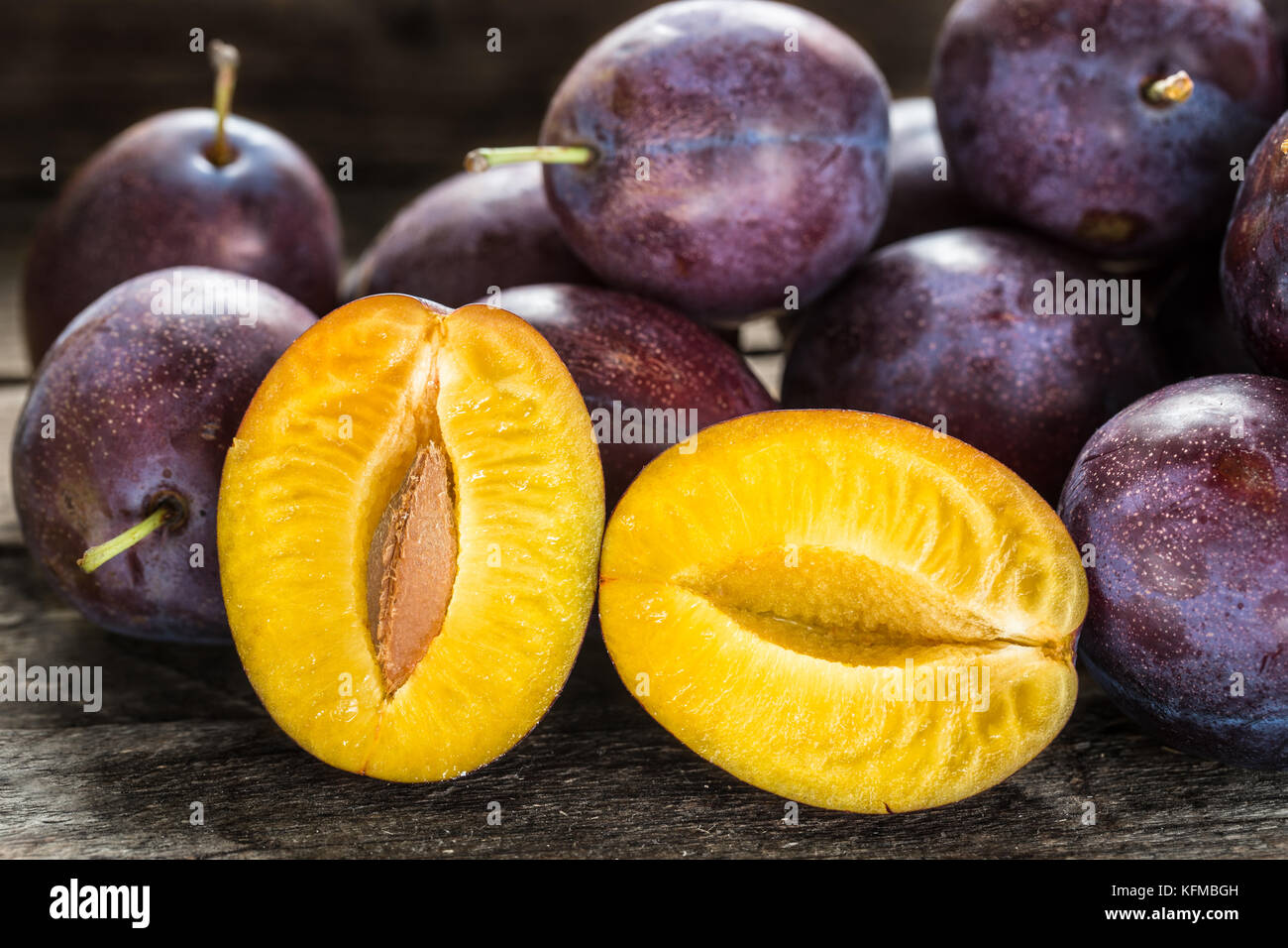 Les prunes bleu frais sur table en bois Banque D'Images