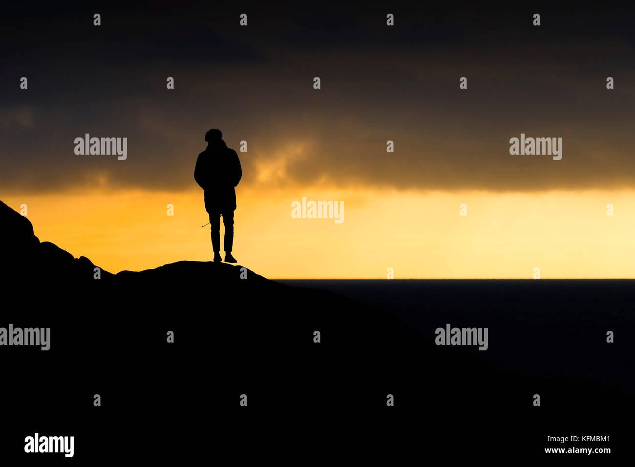 Silhouette - un homme solitaire silhouette sur la lumière du soir. Banque D'Images