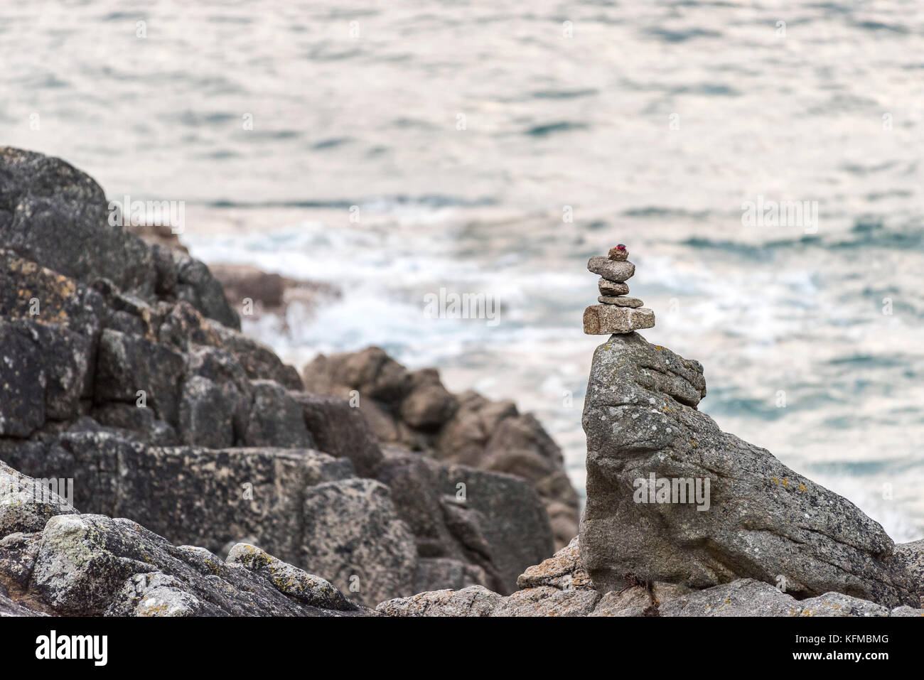 Empilage de roches - petits rochers empilés et en équilibre sur un grand rocher à Porth Nanven Cornwall. Banque D'Images