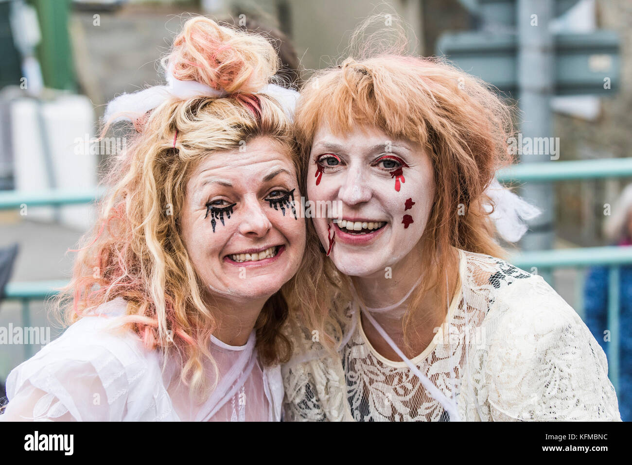 Zombies - femmes vêtues comme zombies dans le Zombie Crawl annuel à Newquay, Cornwall. Banque D'Images