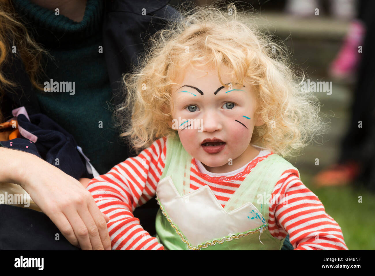 Zombies - un tout-petit avec maquillage dans le Zombie Crawl annuel à Newquay, Cornwall. Banque D'Images