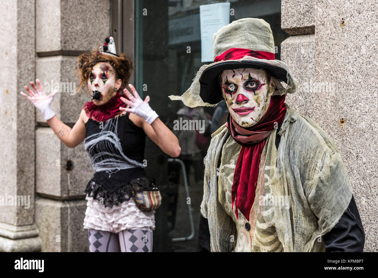 Zombies - deux clowns zombies dans la tournée annuelle des zombies à Newquay, en Cornouailles. Banque D'Images