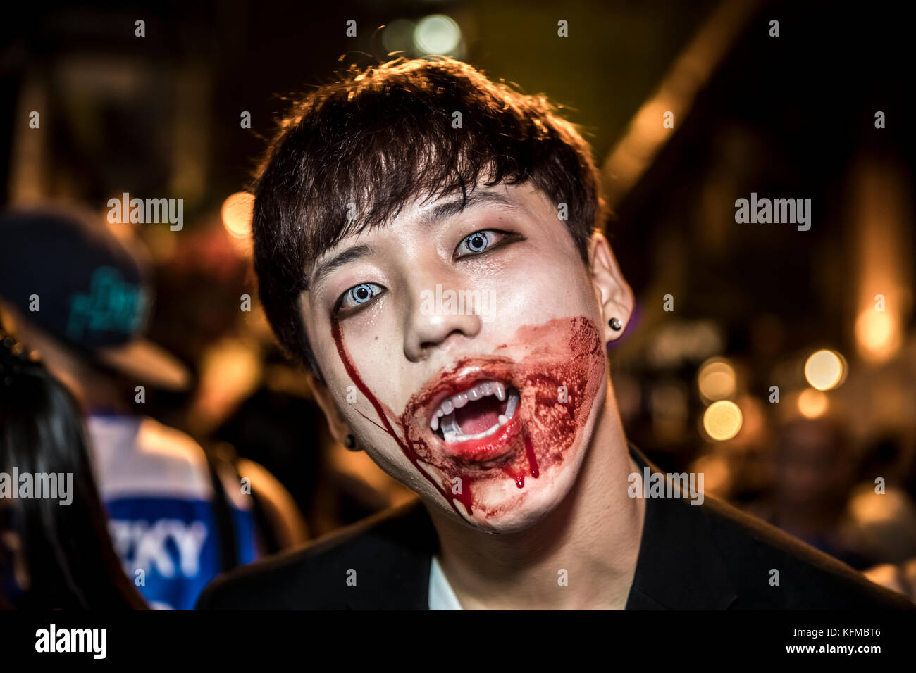 Lan Kwai Fong, hong kong - le 29 octobre 2017 : les personnes bénéficiant de dimanche soir avec le cosplay à bar street pour le prochain halloween de zombie avec un homme. Banque D'Images