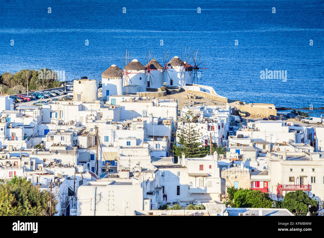 Mykonos, Grèce. Les moulins à vent sont fonction emblématique de l'île grecque de Mykonos, Cyclades. Banque D'Images